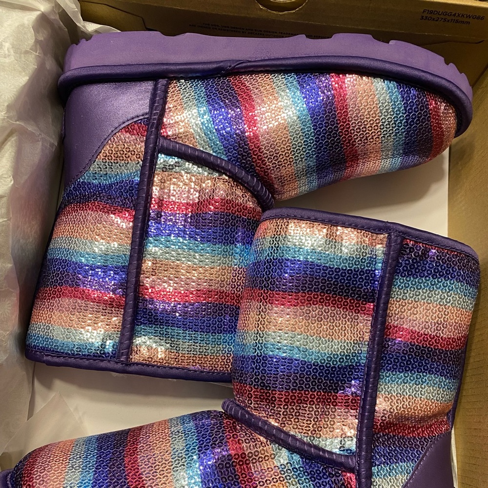 Kids Ugg’s size 5 women 7 brand new never worn